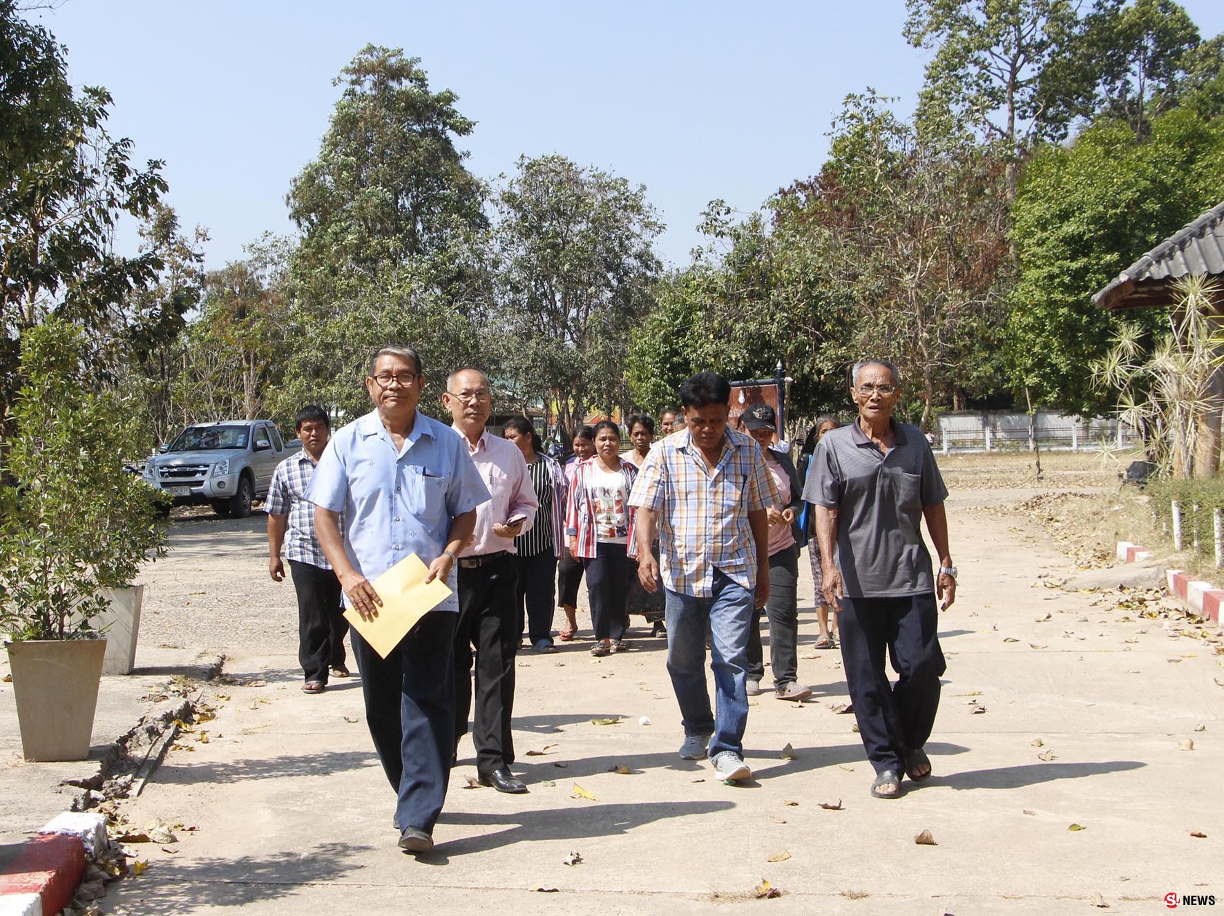 120262-ศรีสะเกษ ชาวบ้านร้องนายอำเภอ ยื่นหนังสื่อให้ตรวจสอบคณะกรรมการหมู่บ้านบริหารงานไม่โปร่งใส