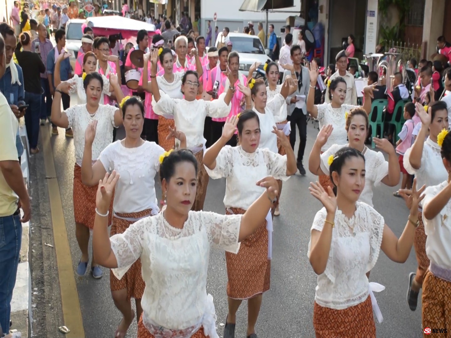 สีสันคู่บ่าวสาวร่วมกิจกรรม “วิวาห์ใต้สมุทร” แห่ขันหมาก-ร่วมประเพณีปักษ์ใต้ “กินเหนียว”