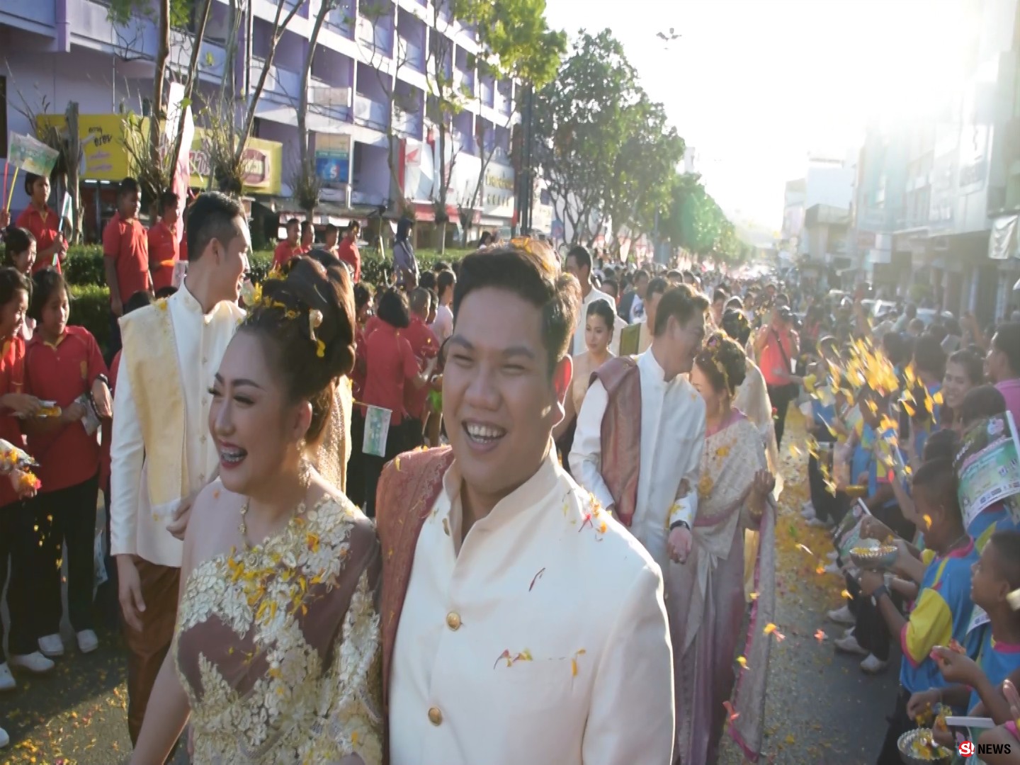 สีสันคู่บ่าวสาวร่วมกิจกรรม “วิวาห์ใต้สมุทร” แห่ขันหมาก-ร่วมประเพณีปักษ์ใต้ “กินเหนียว”