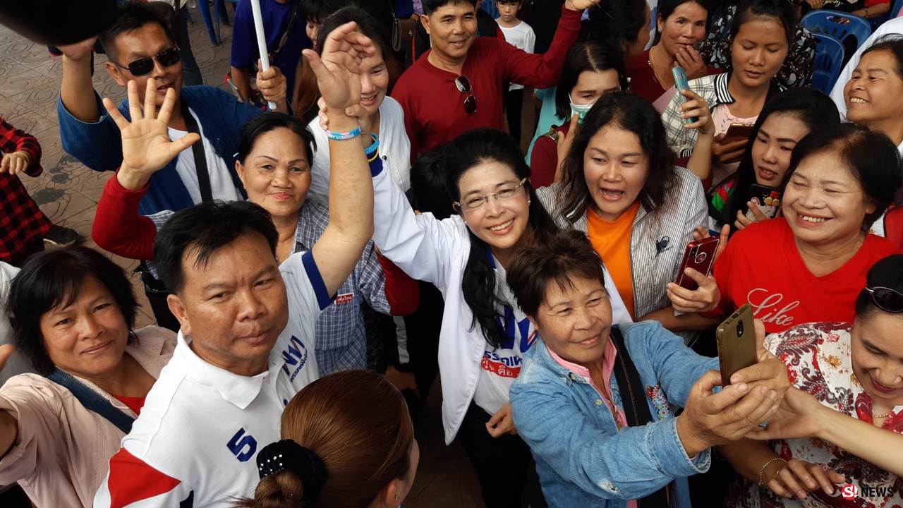 คุณหญิงสุดารัตน์ ควงพานทองแท้บุกเจาะฐานเสียง 'ปรีชา' จ.เลย