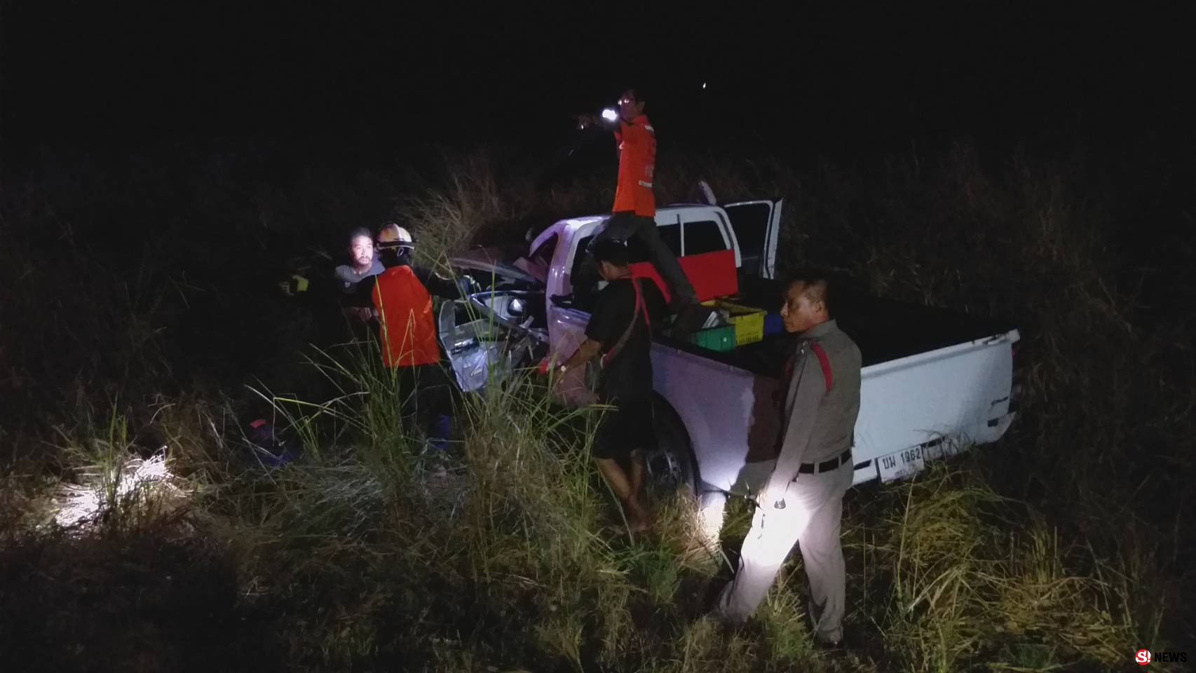 รถไถไร้ไฟท้ายส่องสว่าง-ถูกกระบะชนเต็มแรงกระเด็นตกข้างทาง เจ็บ 3 ราย