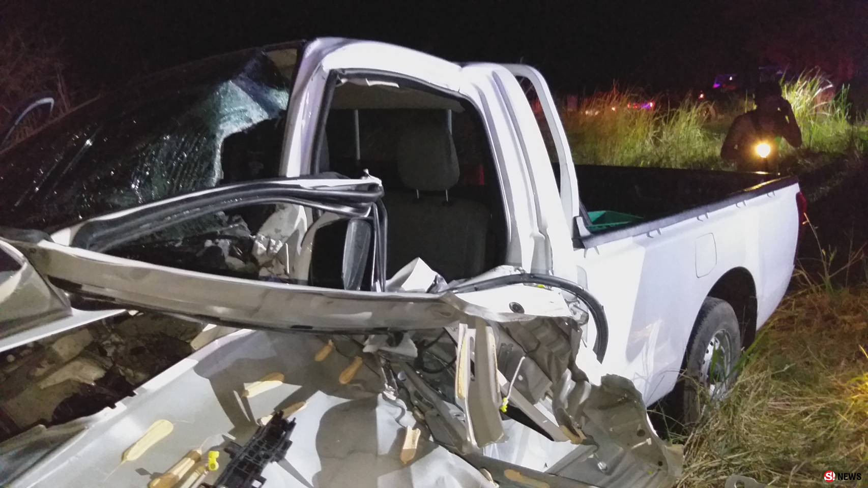 รถไถไร้ไฟท้ายส่องสว่าง-ถูกกระบะชนเต็มแรงกระเด็นตกข้างทาง เจ็บ 3 ราย