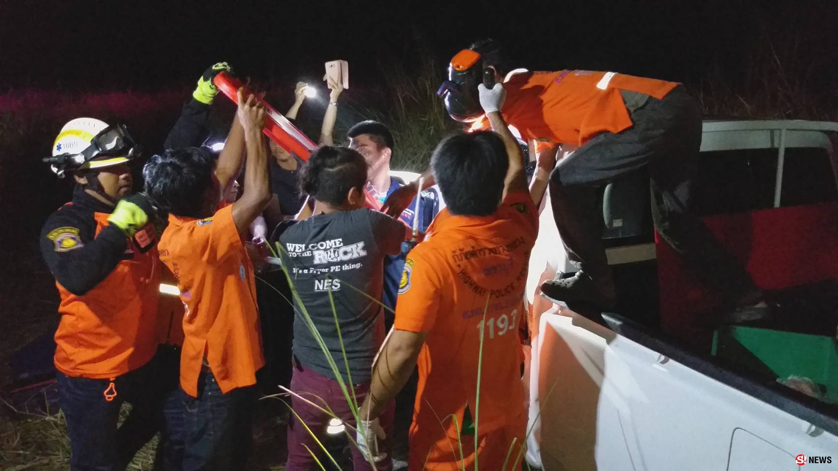 รถไถไร้ไฟท้ายส่องสว่าง-ถูกกระบะชนเต็มแรงกระเด็นตกข้างทาง เจ็บ 3 ราย