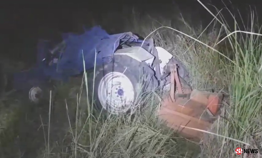 รถไถไร้ไฟท้ายส่องสว่าง-ถูกกระบะชนเต็มแรงกระเด็นตกข้างทาง เจ็บ 3 ราย