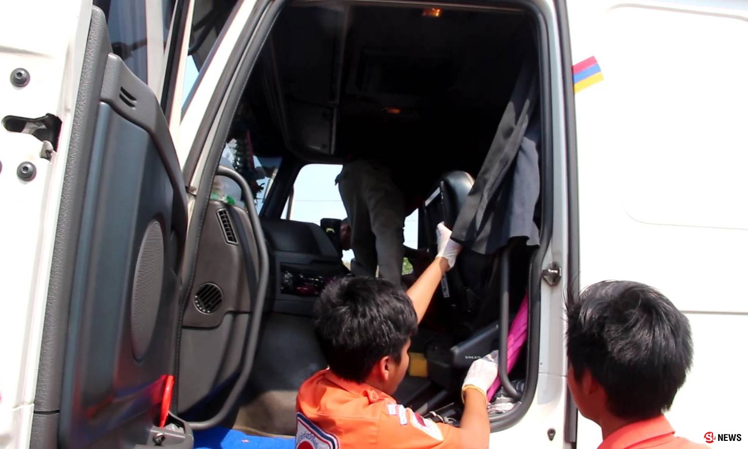 สลด-พบศพคนขับรถบรรทุกนอนตะแคงดับคาเบาะหลัง เช็คประวัติผู้ตายโรครุมเร้า