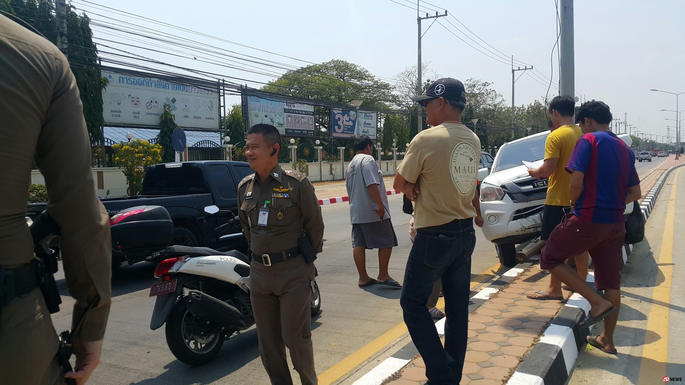 หวิดดับหญิงพิการสายตา-มองเห็นเลือนลางวิ่งข้ามถนนตัดหน้ากระบะ ก่อนหักหลบอัดยับเสาไฟ