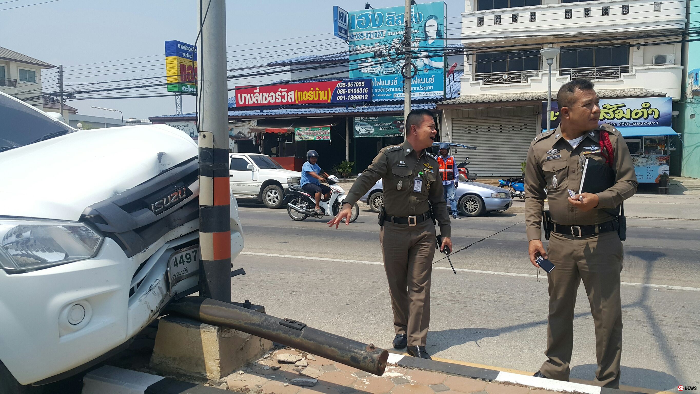 หวิดดับหญิงพิการสายตา-มองเห็นเลือนลางวิ่งข้ามถนนตัดหน้ากระบะ ก่อนหักหลบอัดยับเสาไฟ