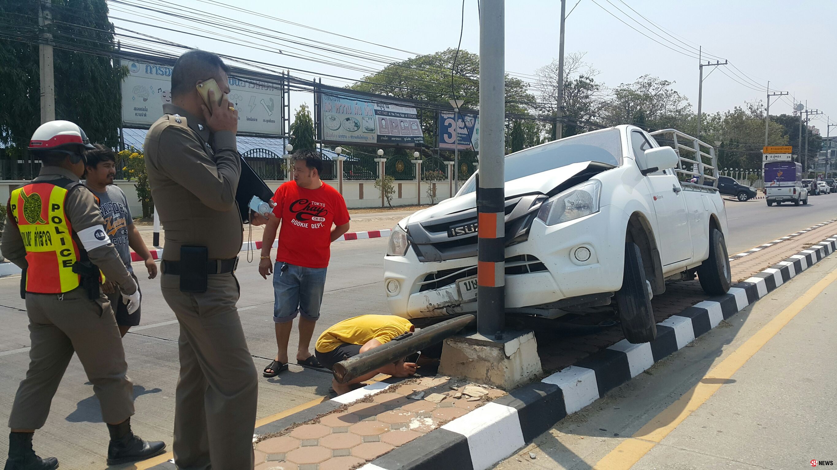 หวิดดับหญิงพิการสายตา-มองเห็นเลือนลางวิ่งข้ามถนนตัดหน้ากระบะ ก่อนหักหลบอัดยับเสาไฟ