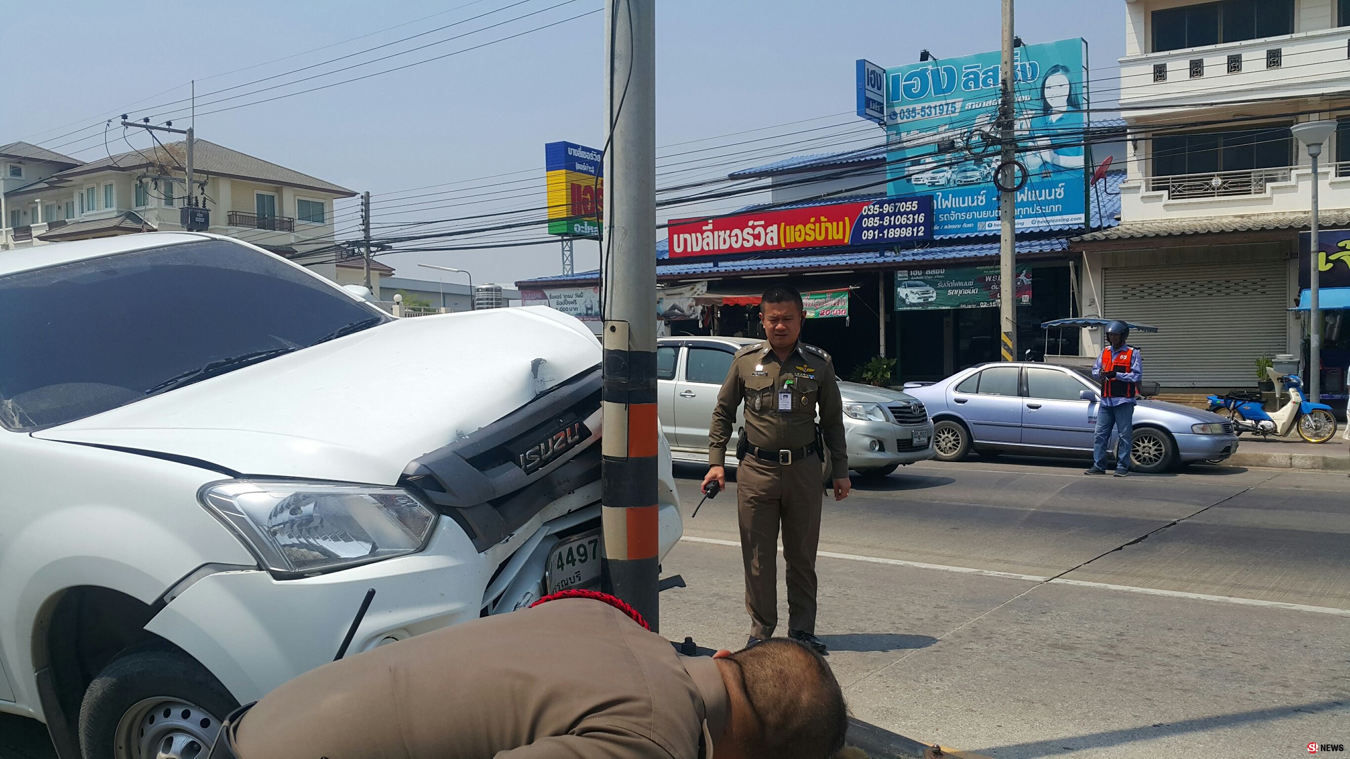 หวิดดับหญิงพิการสายตา-มองเห็นเลือนลางวิ่งข้ามถนนตัดหน้ากระบะ ก่อนหักหลบอัดยับเสาไฟ