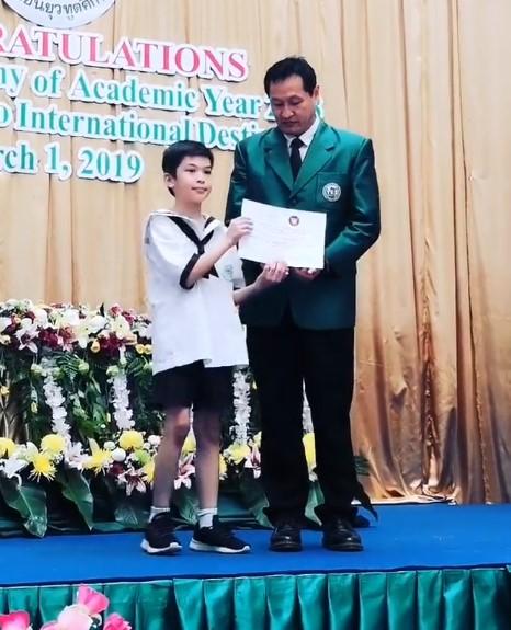 น้องฑีฆายุ รับใบประกาศ