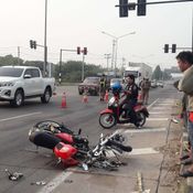 แยกวัดใจมีแต่สูญเสีย-จยย.และกระบะต่างฝ่าสัญญาณไฟชนสนั่นเสียชีวิต 1 ศพ