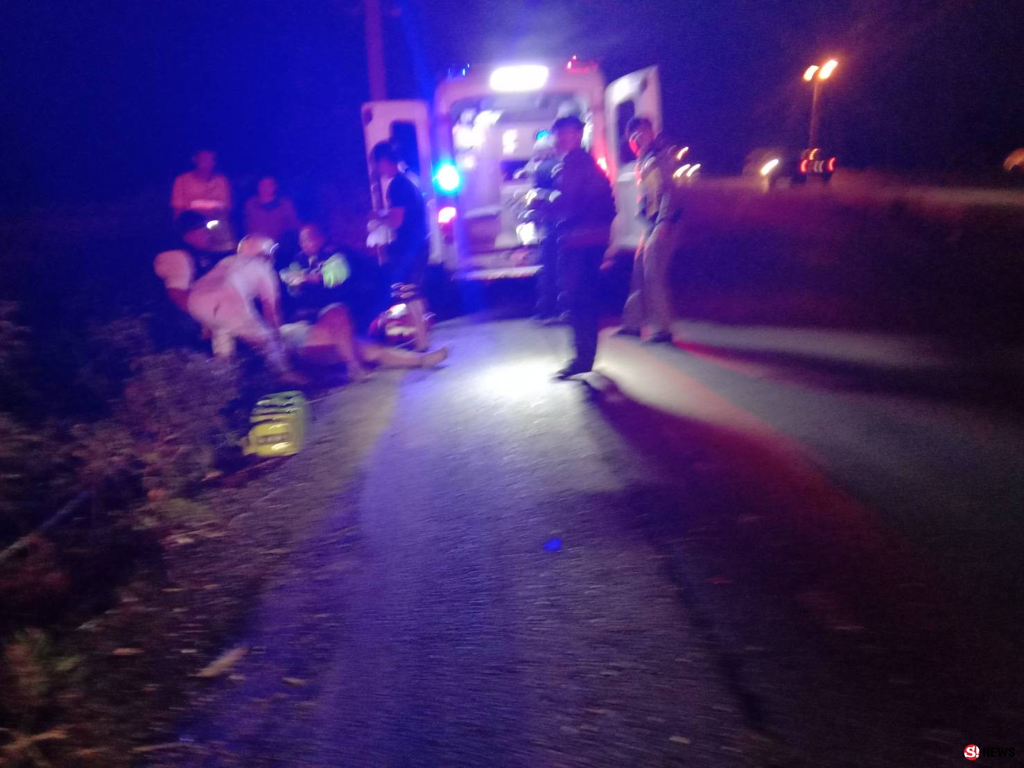 รถบรรทุกเพลาหลุดปลิวโดน จยย.ดวงซวยขี่ตามหลังลมกลิ้ง-เจ็บสาหัส 2 ราย