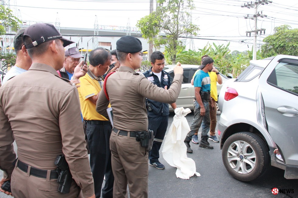 สุดสลด-ลูกสาวขับเก๋งพุ่งชนเสาไฟฟ้า แม่นั่งด้านหลังศีรษะกระแทกภายในรถอย่างแรงดับคาที่