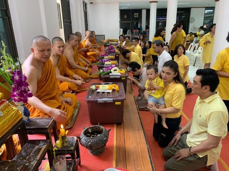 ครอบครัว ชาคริต ทำบุญวันเกิดลูกชาย 