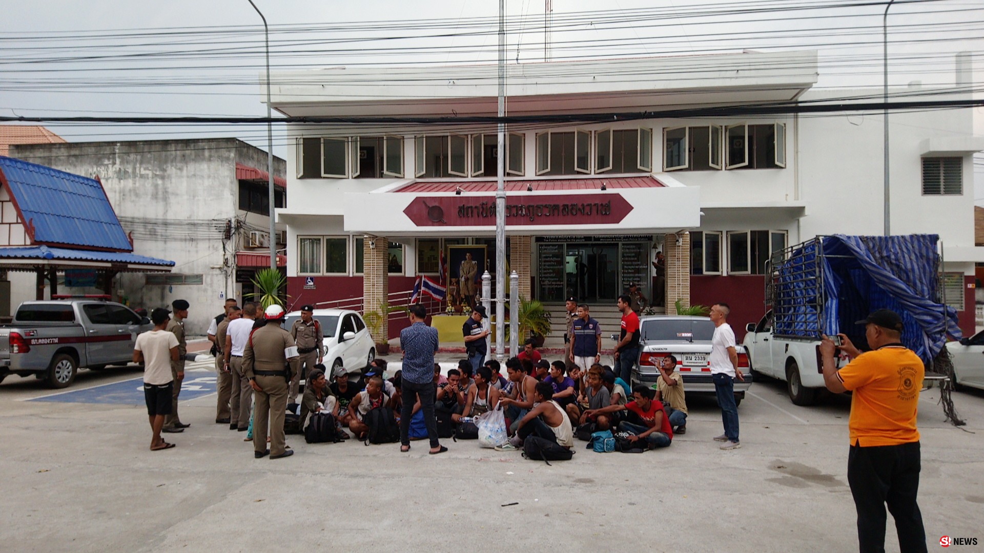 ตำรวจไทยตะลึง สกัดจับกระบะซิ่งหนี-ขนแรงงานเมียนมา 32 คนอัดเป็นปลากระป๋อง