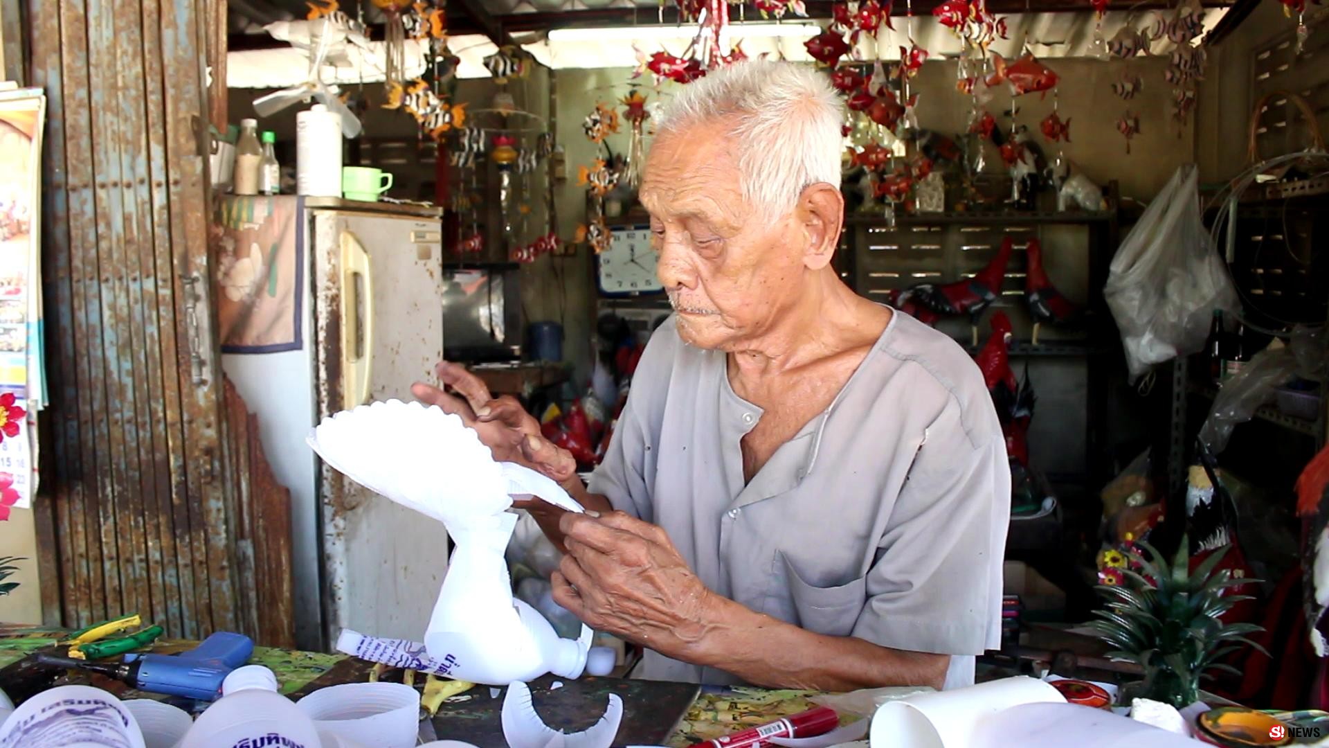 ราชบุรี - กู๊ดไอเดียปู่วัย93ปีอดีตช่างปั้นโอ่งราชบุรีประดิษฐ์ไก่จากขวดสวยเหมือนจริง