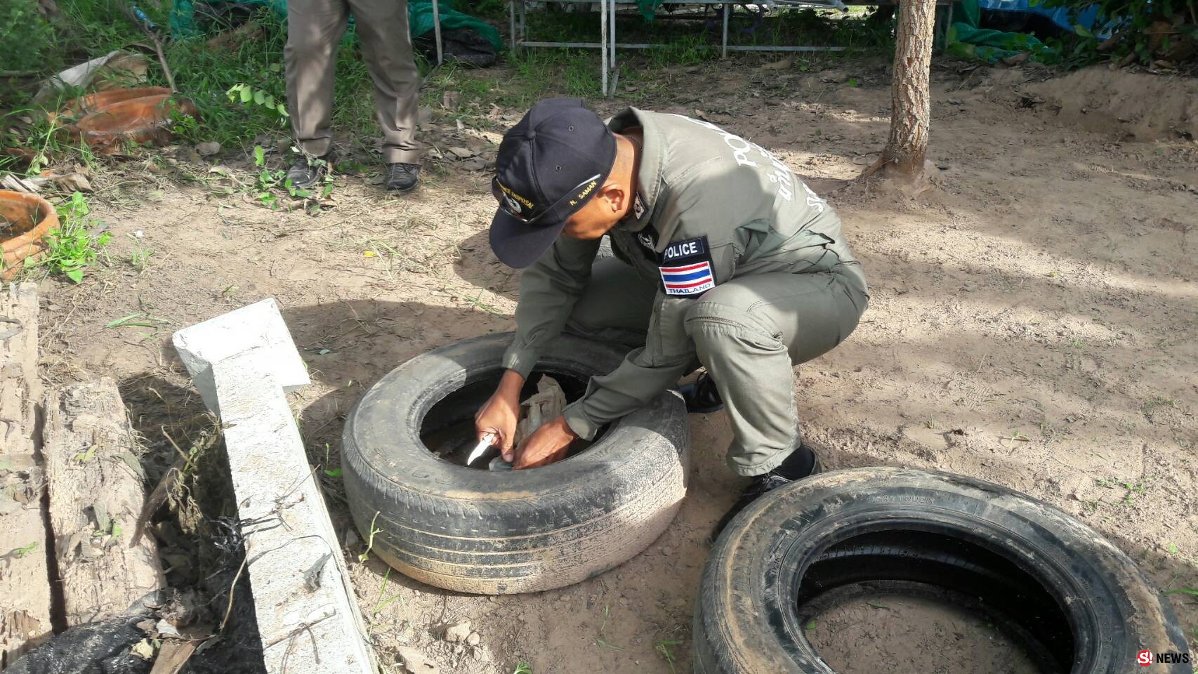 สุรินทร์-หวิดดับ.. หนุ่มใหญ่วัย 50 ปี.. ใช้เสียมขุดปรับดินพื้นในสวน ..โดนระเบิดสังหาร..โชคดีไม่ระเบิด..รีบแจ้ง EOD เก็บกู้ไปทำลาย