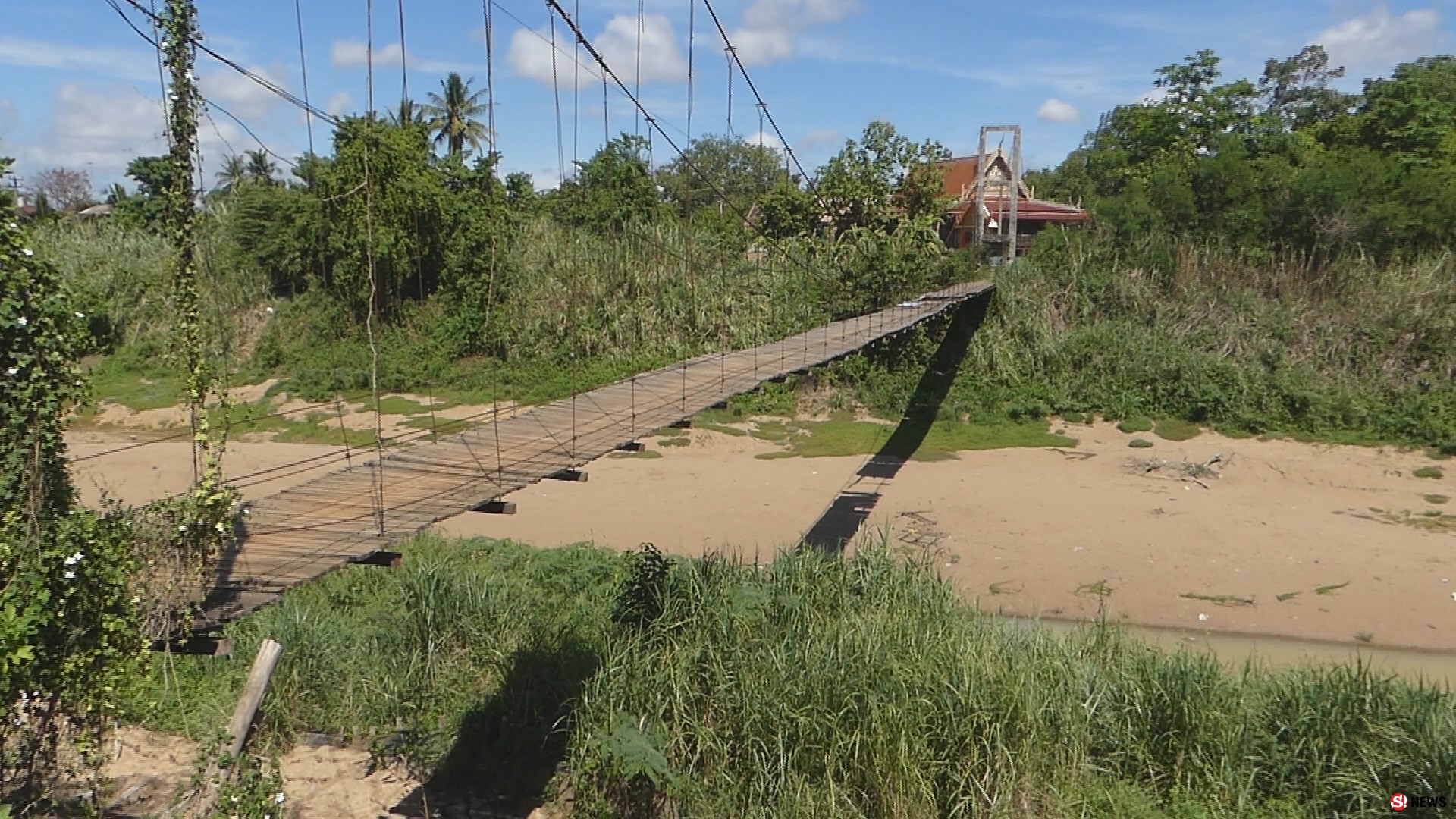 สุโขทัย โชคยังเข้าข้าง ป้าวัย 60 ดื้อใช้สะพานแขวนไม้ชำรุดพลาดตกสะพานรอดปาฏิหาริย์
