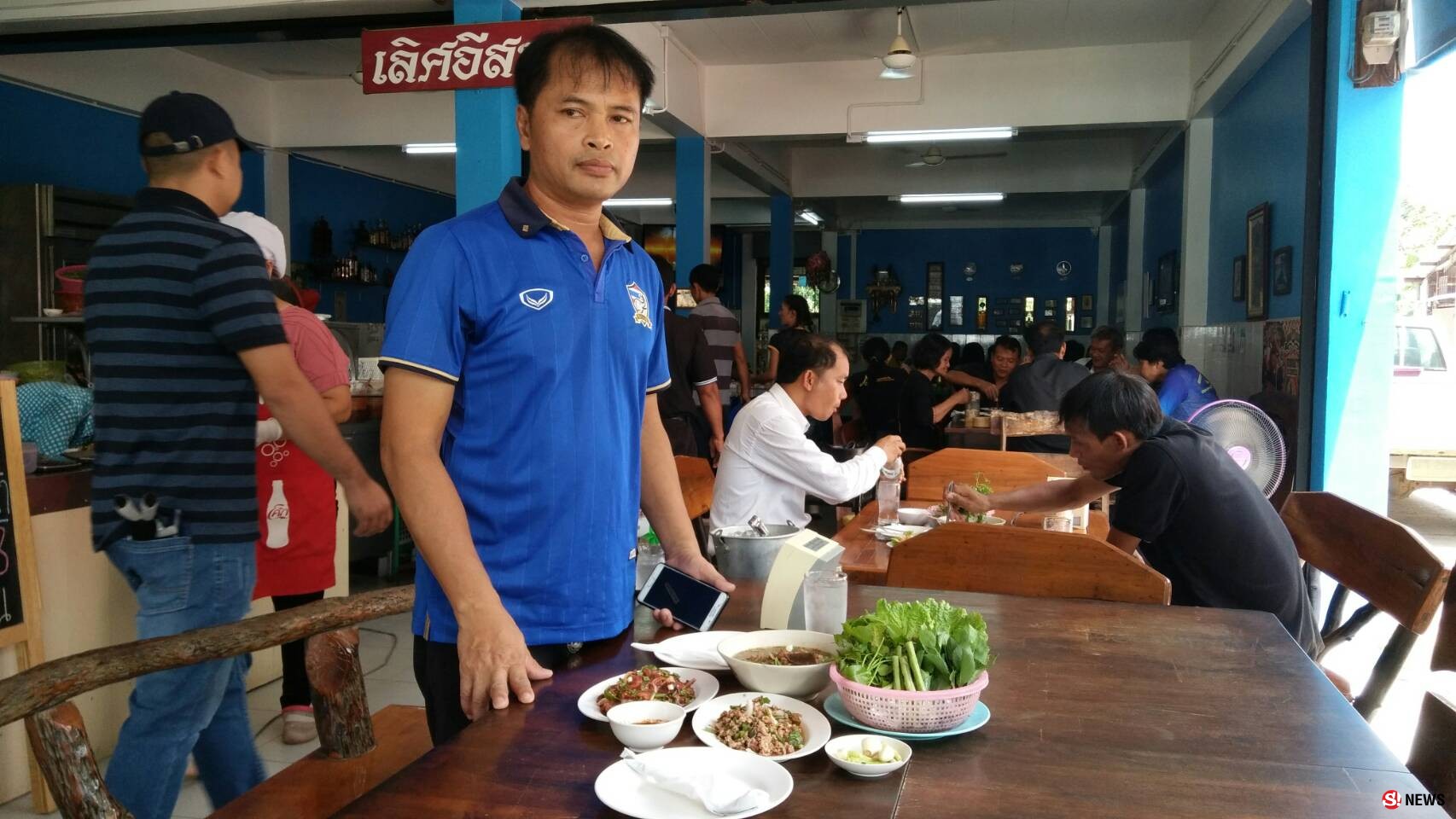 070662-ศรีสะเกษ ใครชื่อสิริพงษ์ เชิญกินลาบต้มก้อยฟรี เจ้าของร้านใจปล้ำจัดโปรโมชั่นสะดุดี ส.ส.ศรีสะเกษ เขต 1