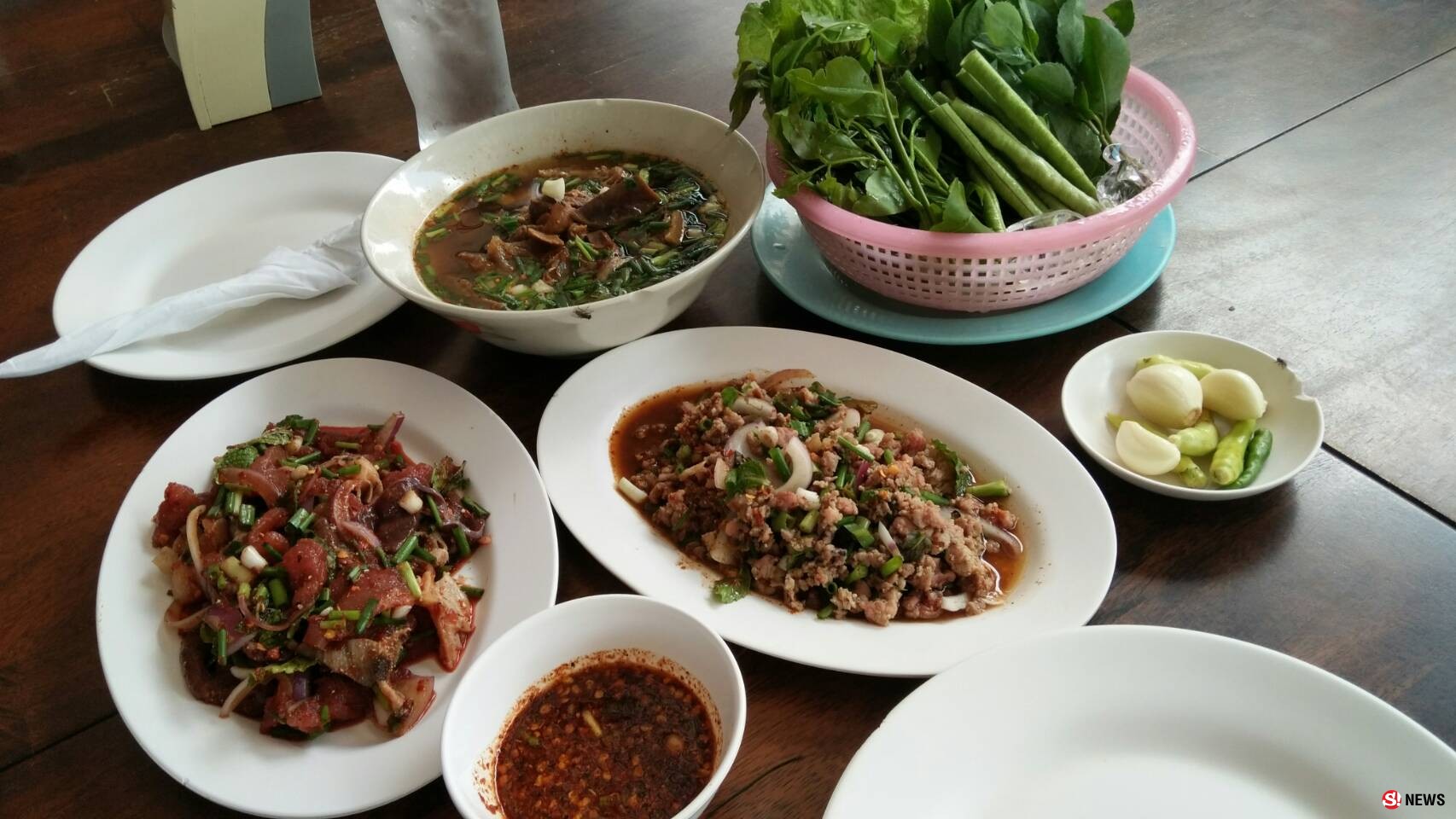 070662-ศรีสะเกษ ใครชื่อสิริพงษ์ เชิญกินลาบต้มก้อยฟรี เจ้าของร้านใจปล้ำจัดโปรโมชั่นสะดุดี ส.ส.ศรีสะเกษ เขต 1