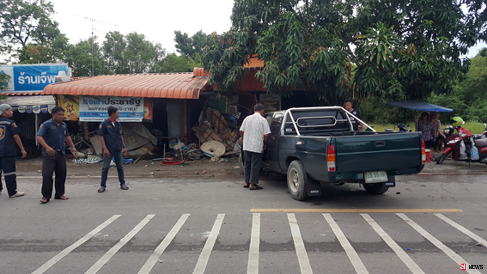 สุพรรณบุรี ช่างทำบ้านขับกระบะไปฟอกไตวูบชนปั๊มน้ำมันหยอดเหรียญหวิดบึ้ม