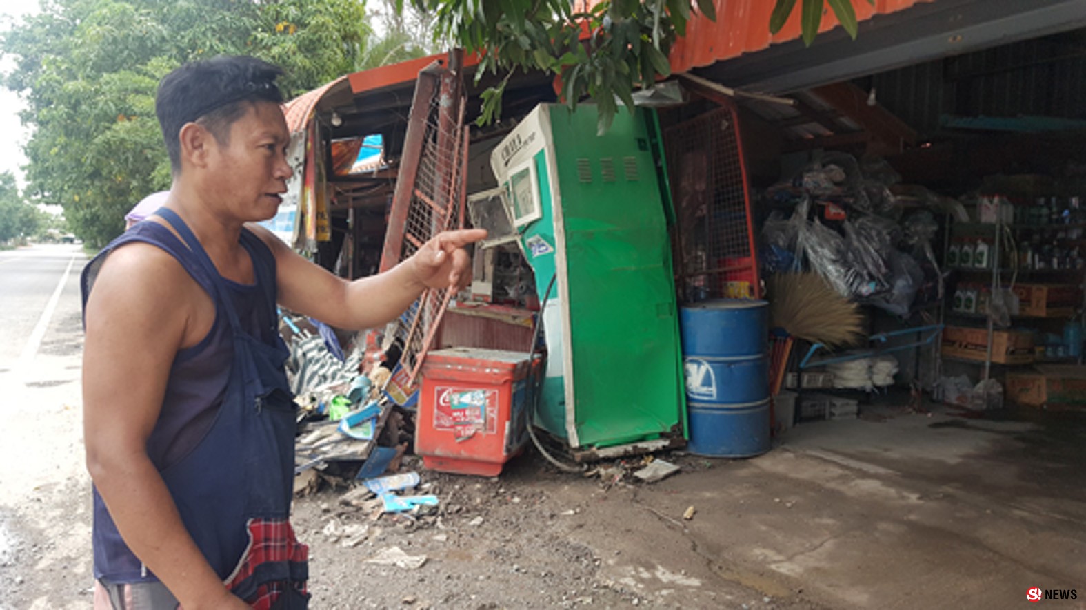 สุพรรณบุรี ช่างทำบ้านขับกระบะไปฟอกไตวูบชนปั๊มน้ำมันหยอดเหรียญหวิดบึ้ม