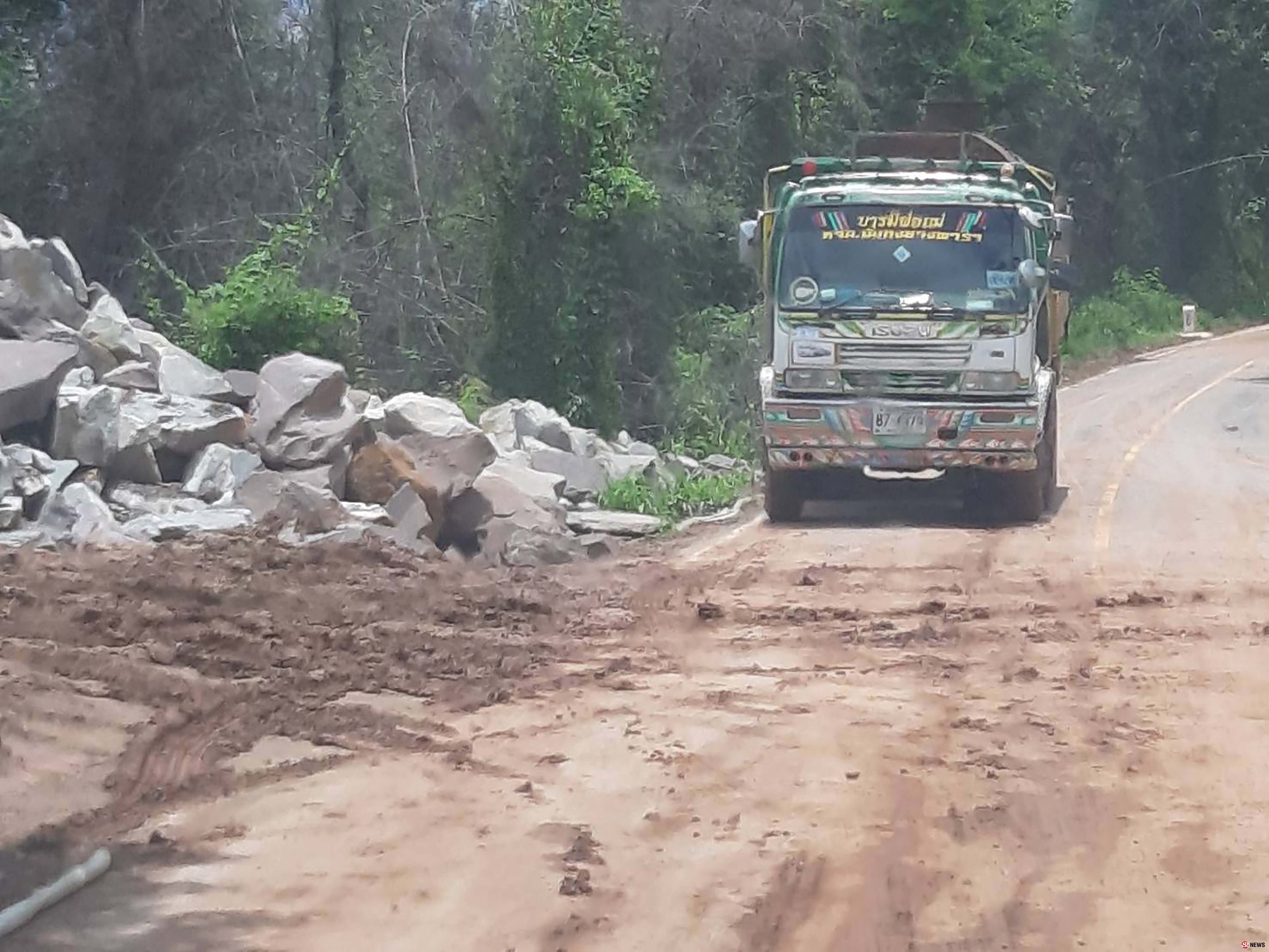มุกดาหาร ชาวบ้านร้องเรียนถนนพังจากรถบรรทุกหิน