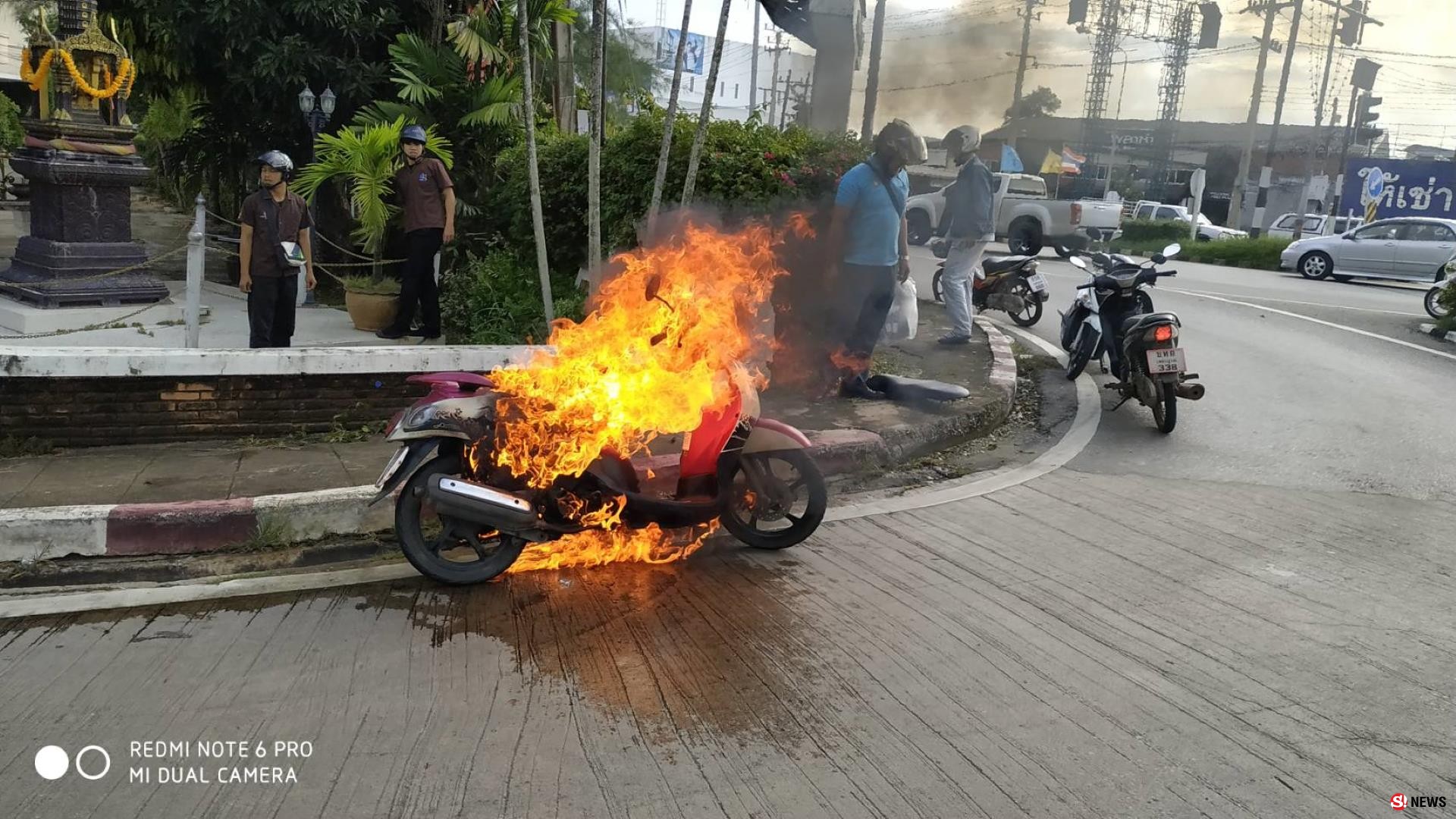 เพชรบูรณ์ ไฟไหม้รถจักรยานยนต์ลูก 2 คนกระโดดหนีตาย