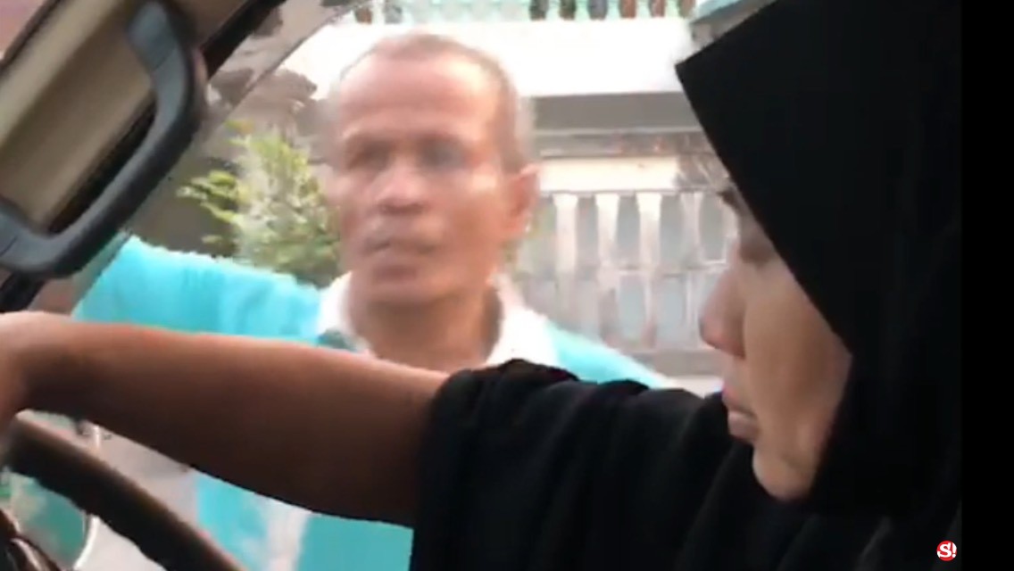 นนทบุรี คลิปชายทุกกระจกรถตู้หญิงคนขับร้องขอความช่วยเหลือ