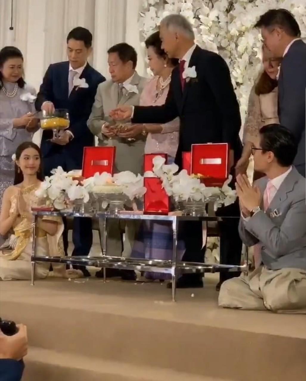 มิว ไฮโซเซนต์