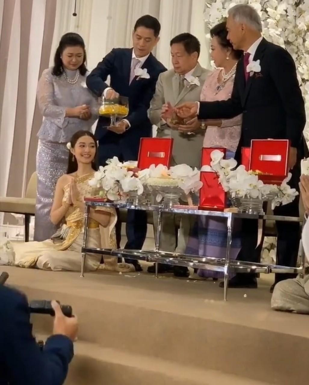 มิว ไฮโซเซนต์