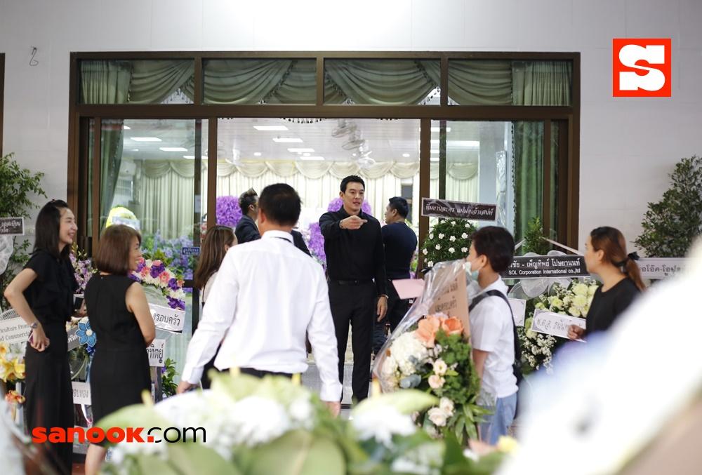 บรรยากาศงานศพแม่ของ ชาคริต แย้มนาม