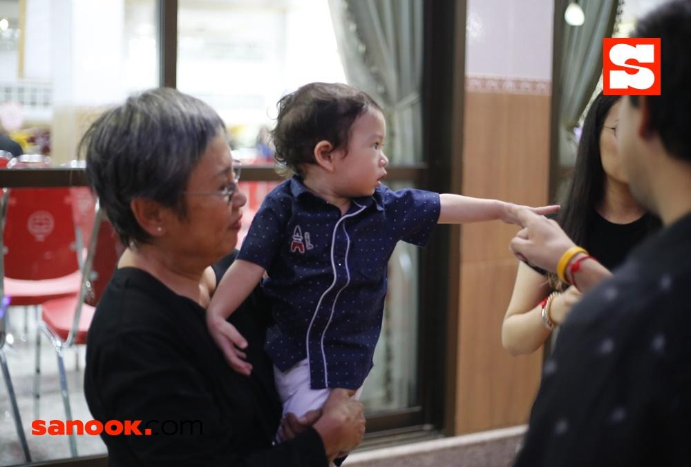 บรรยากาศงานศพแม่ของ ชาคริต แย้มนาม