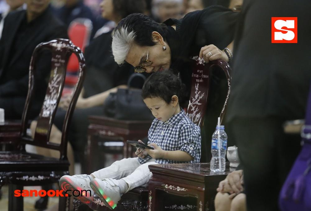 บรรยากาศงานศพแม่ของ ชาคริต แย้มนาม