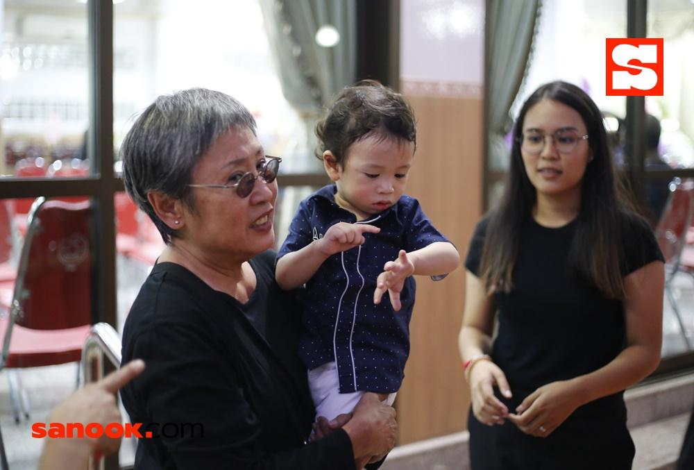 บรรยากาศงานศพแม่ของ ชาคริต แย้มนาม