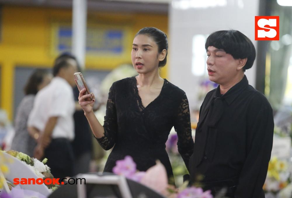 บรรยากาศงานศพแม่ของ ชาคริต แย้มนาม