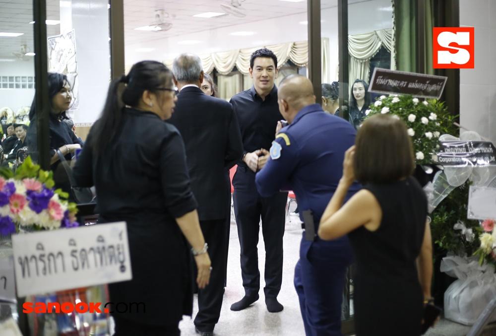 บรรยากาศงานศพแม่ของ ชาคริต แย้มนาม