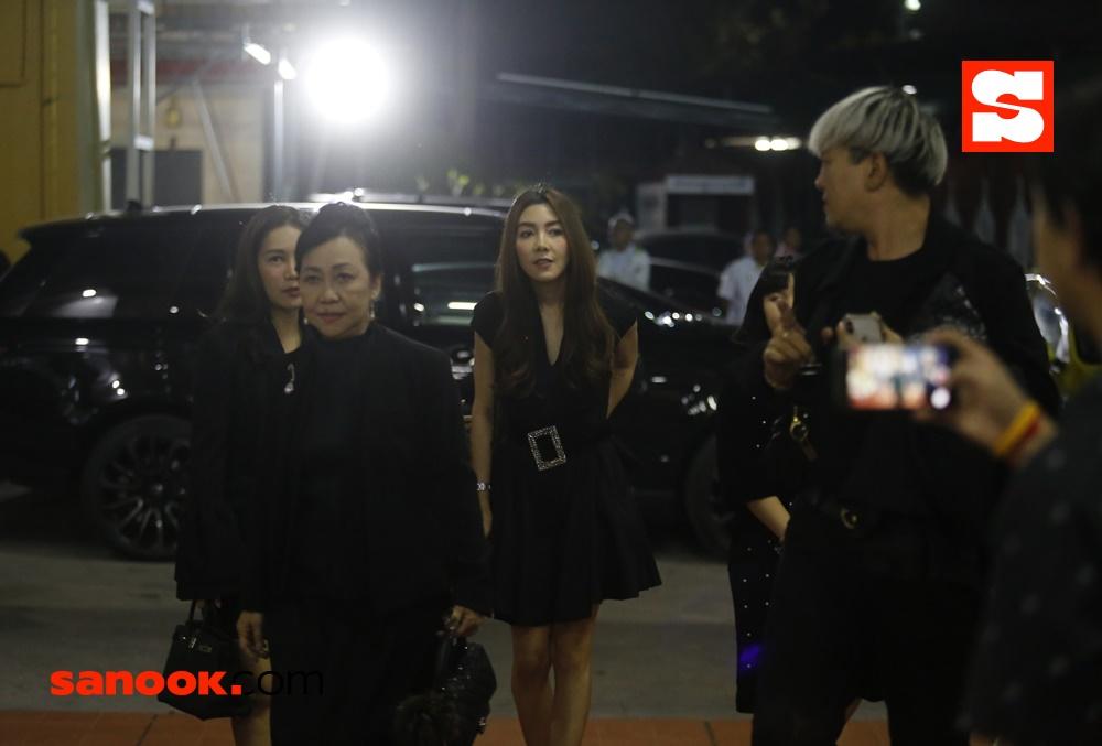 บรรยากาศงานศพแม่ของ ชาคริต แย้มนาม