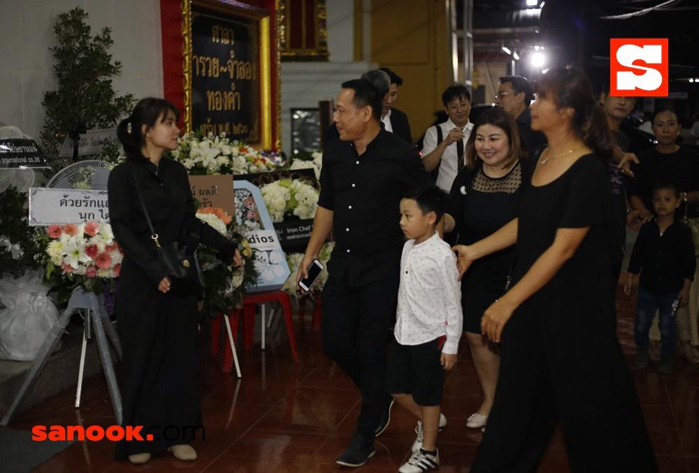 บรรยากาศงานศพแม่ของ ชาคริต แย้มนาม