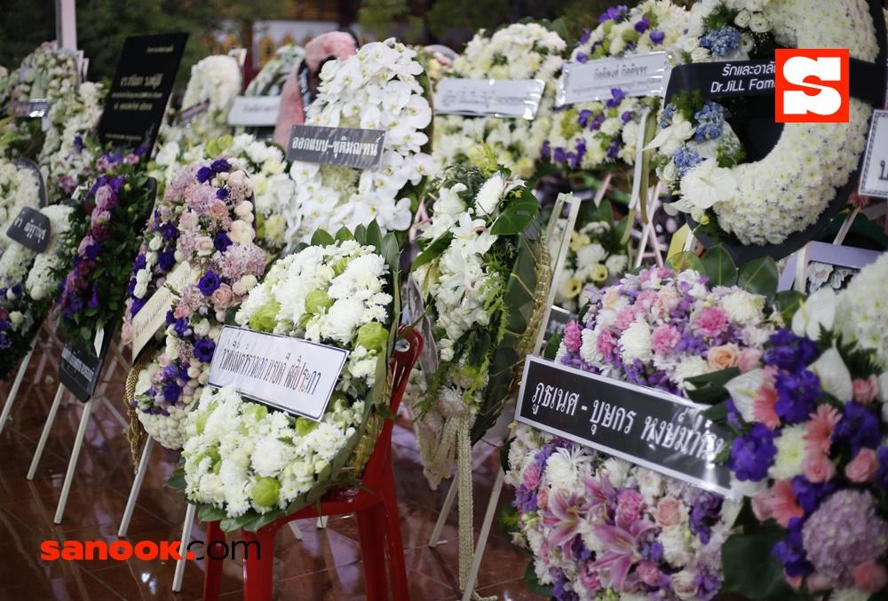 บรรยากาศงานศพแม่ของ ชาคริต แย้มนาม