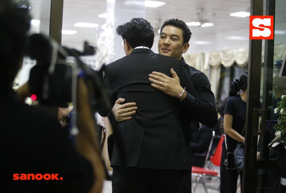 บรรยากาศงานศพแม่ของ ชาคริต แย้มนาม