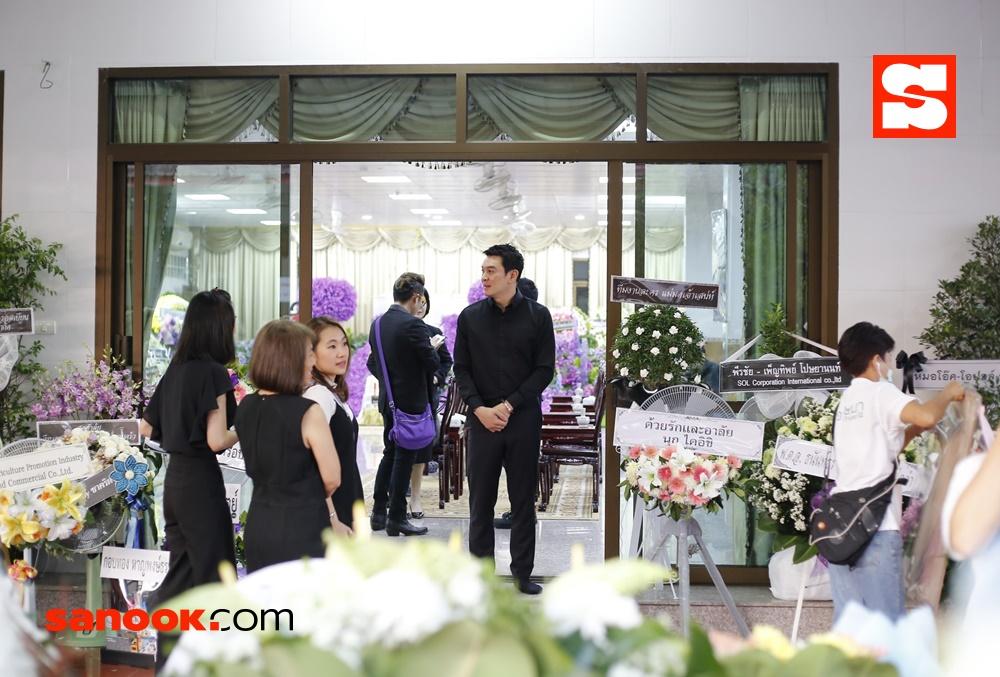 บรรยากาศงานศพแม่ของ ชาคริต แย้มนาม