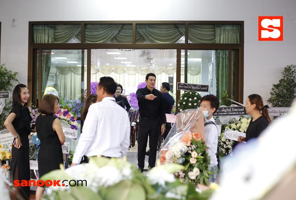 บรรยากาศงานศพแม่ของ ชาคริต แย้มนาม