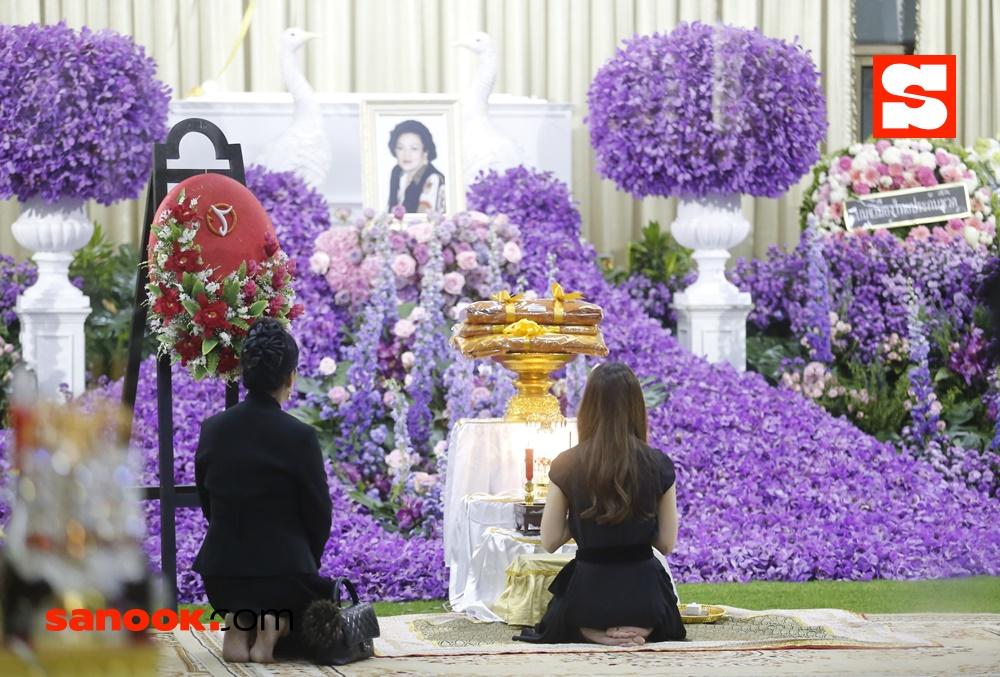 บรรยากาศงานศพแม่ของ ชาคริต แย้มนาม
