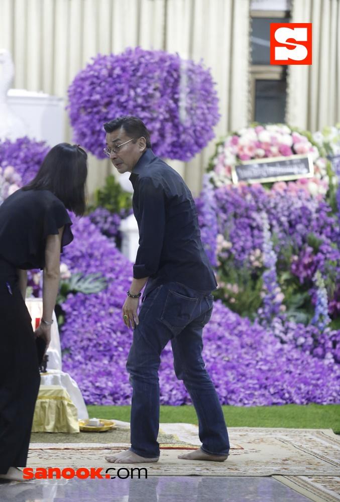 บรรยากาศงานศพแม่ของ ชาคริต แย้มนาม