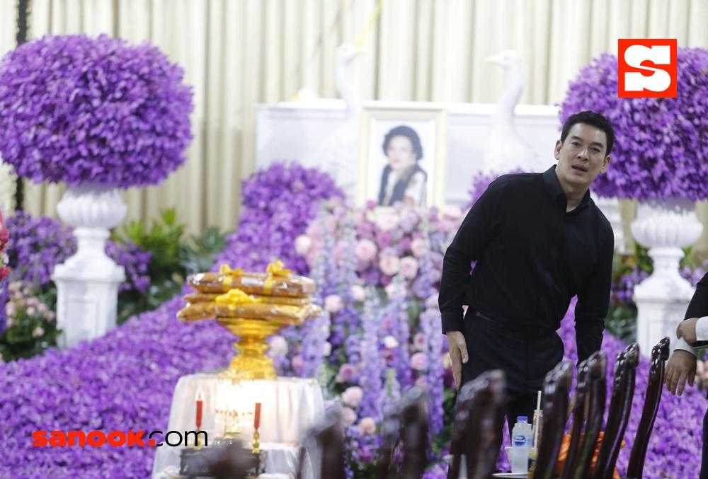 บรรยากาศงานศพแม่ของ ชาคริต แย้มนาม