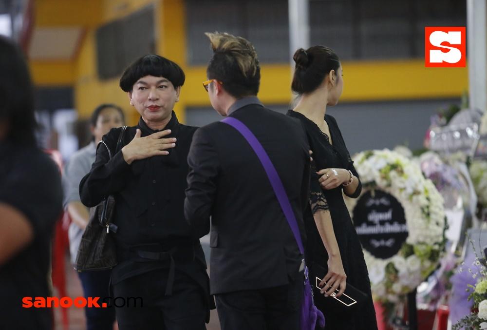 บรรยากาศงานศพแม่ของ ชาคริต แย้มนาม