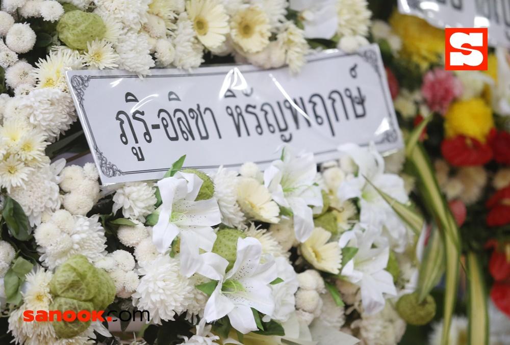 บรรยากาศงานศพแม่ของ ชาคริต แย้มนาม