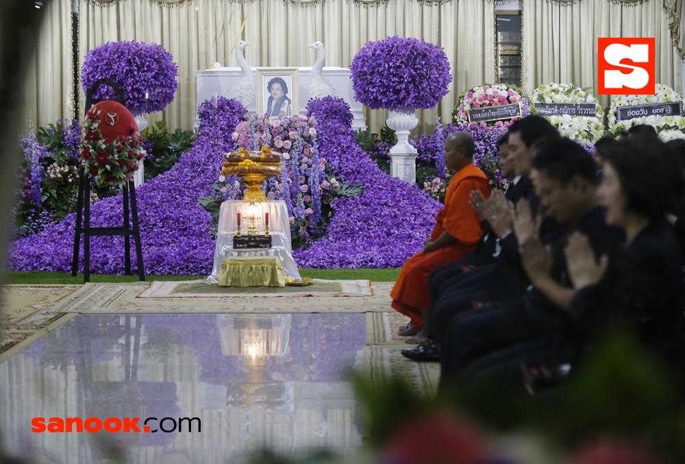 บรรยากาศงานศพแม่ของ ชาคริต แย้มนาม