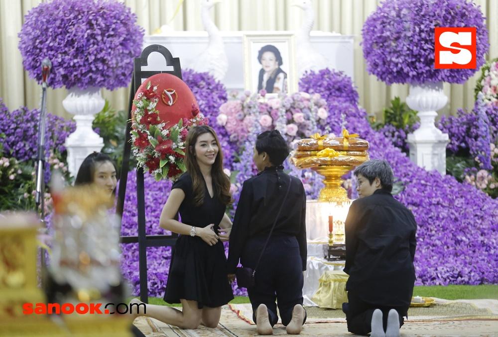 บรรยากาศงานศพแม่ของ ชาคริต แย้มนาม